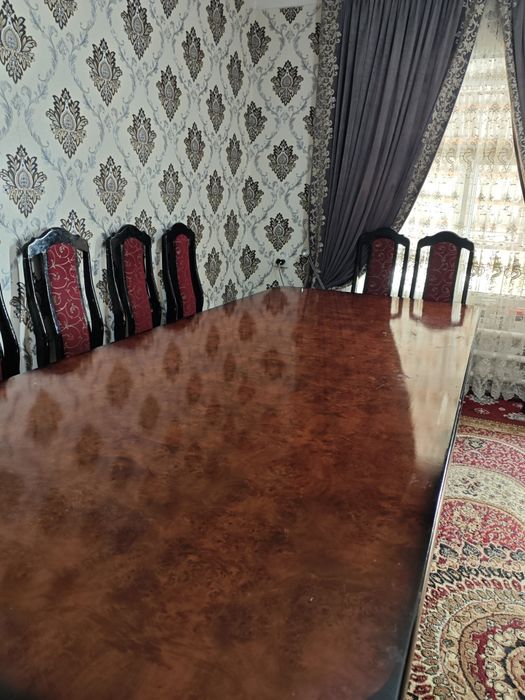 Стол стул сотилади.