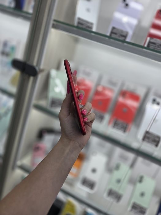 Humor GSM oferă spre vânzare / iPhone 11 / 128 GB / Red / Garanție 12 luni / Rate