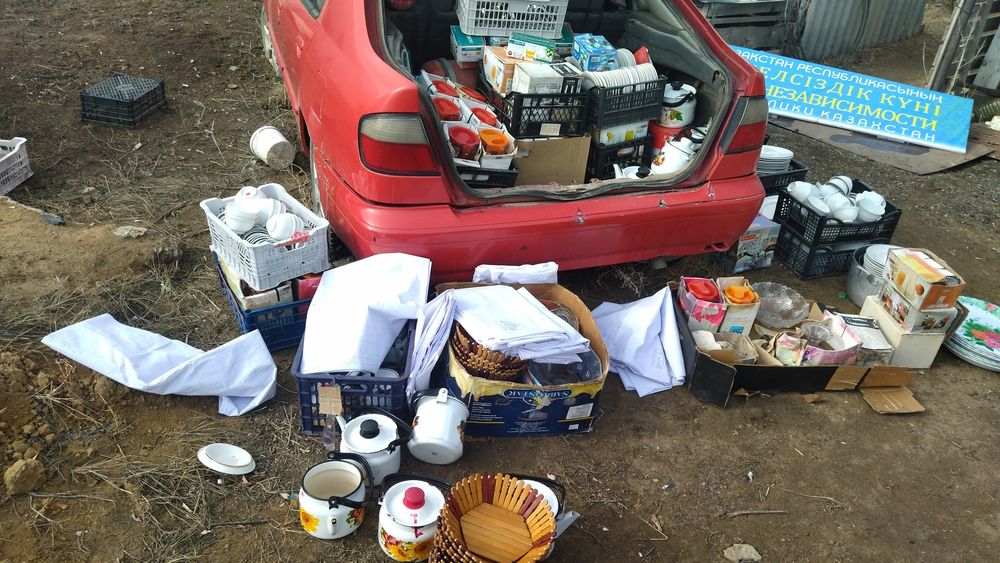 Стол стулья ыдыс аяқтар мен арендаға беріледі