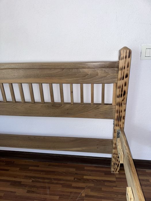 Pat matrimonial din lemn masiv de nuc – lucrat manual