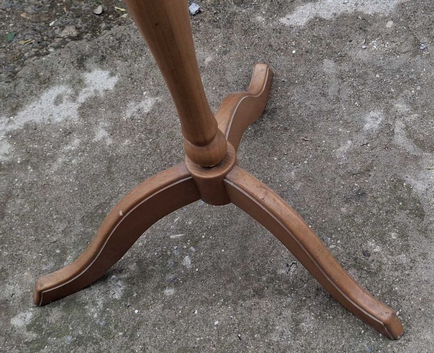 Висока лампа за 3 крушки с абажур (който липсва)