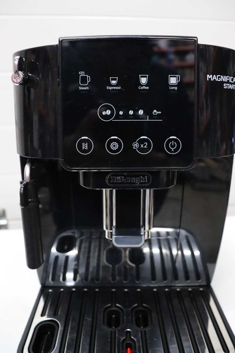 De'Longhi Magnifica ECAM222.20.B, Автоматична кафемашина с дюза за мляко, Машина за еспресо от зърна до чаша с 4 рецепти с едно докосване, 1450W