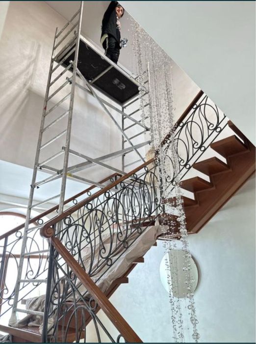 На лестничный марш леса легкий