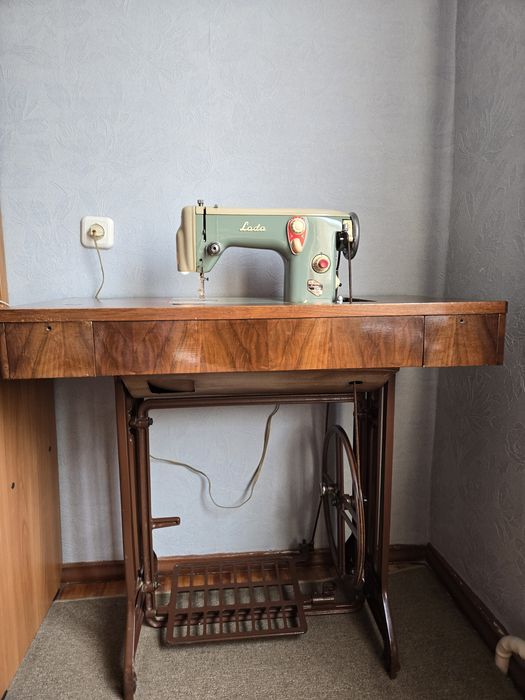Швейная машинка "Лада" (Чехословакия) в рабочем состоянии
