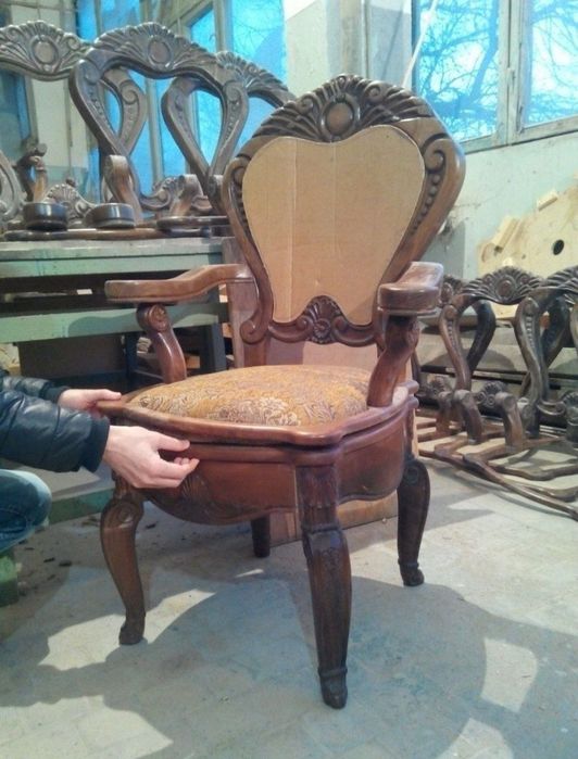 Продам стулья орех массив.