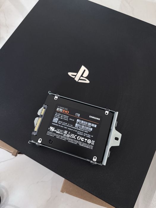 Playstation 4 Pro 1 TB SSD - пълен комплект + 9 игри