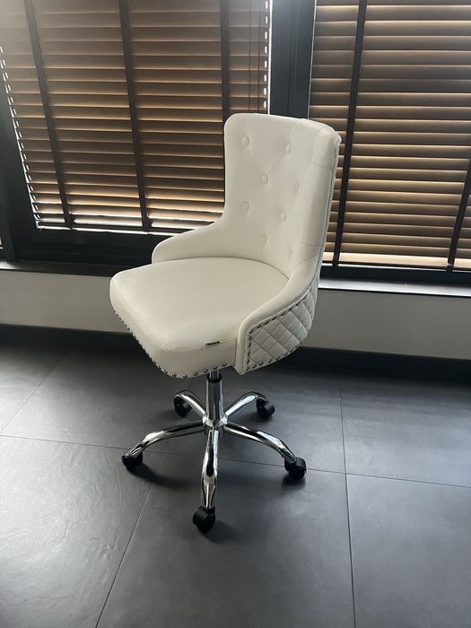 Стол на колелца Lyon с 24 м гаранция и безплатна доставка до офис