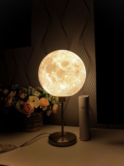Luna la tine pe birou! Lampa de masă/veghe printata 3D