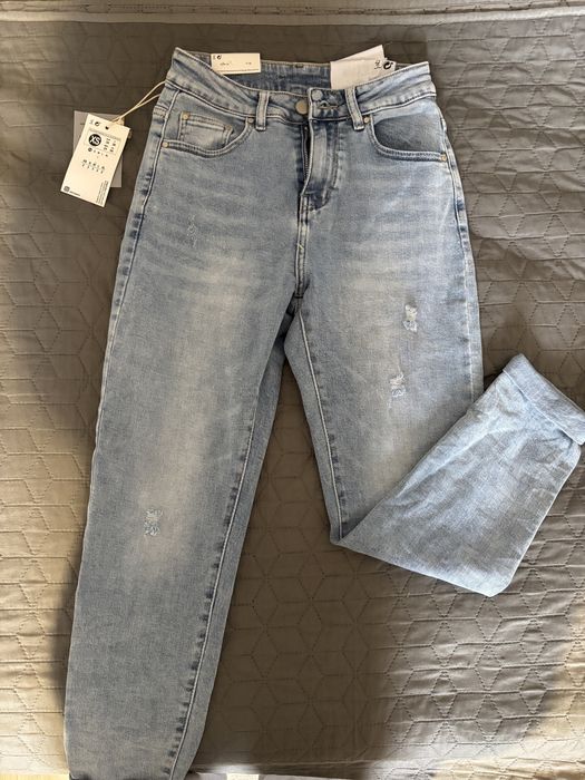 Сини прилепнали  дънки