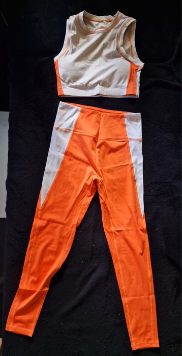 Спортен екип оранжево бежов с подплънки еластична бързосъхнеща материя