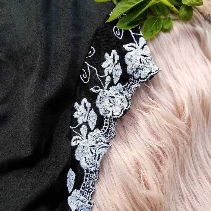 Body negru cu broderie albă – S / M – nou, material elastic