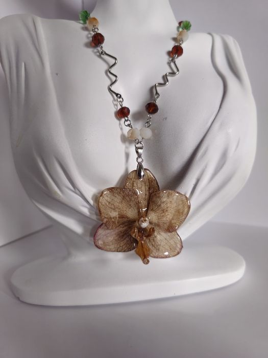 Нежно колие с естествен цвят на орхидея и епоксидна смола