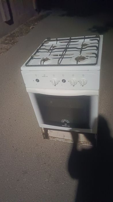 Плита Газовая все конфорки есть.