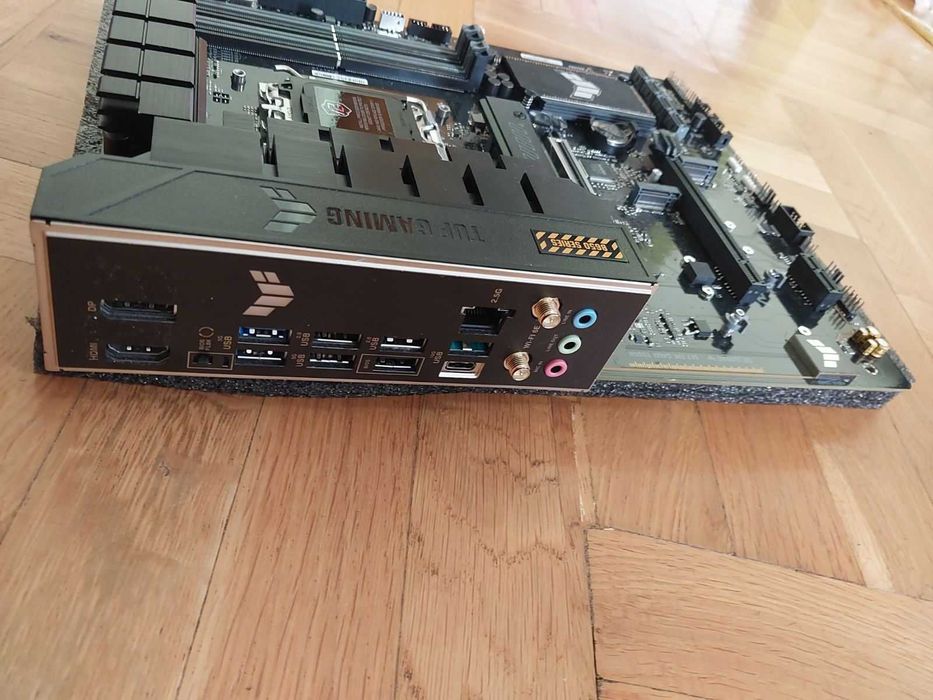 AMD Ryzen 7 9800X3D + Asus TUF B650-E Wi-Fi