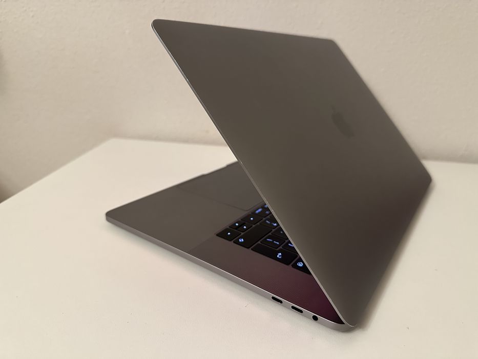 MacBook Pro 2017 Touchbar (15", Retina, A1707) 500 GB, i7, Radeon 4 GB