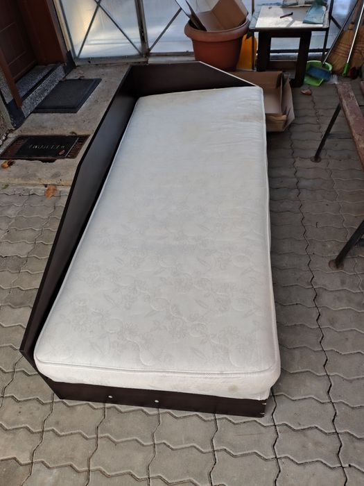 Легло с ракла с повдигащ механизъм