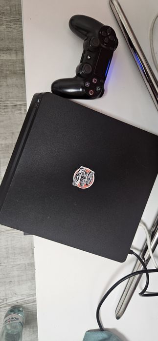 Продам PS4 Slim + 4 диска в подарок