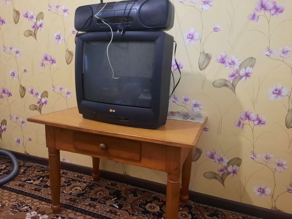 Продам стол телевизор магнитофон