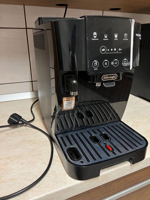 Espressor in stare perfectă DeLonghi Magnifica Start