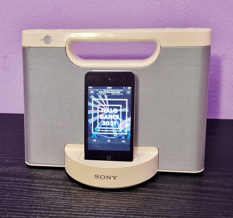 Boxă Portabilă Sony RDP-M5iP (Baterii/AC) + iPod Apple 32 GB - Pachet