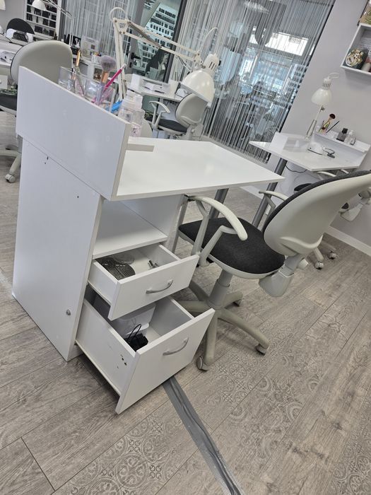 Бюро за маникюр бяло