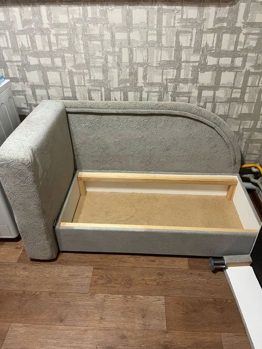 Диван софа с ящиком для постели, типа кресло кровать.