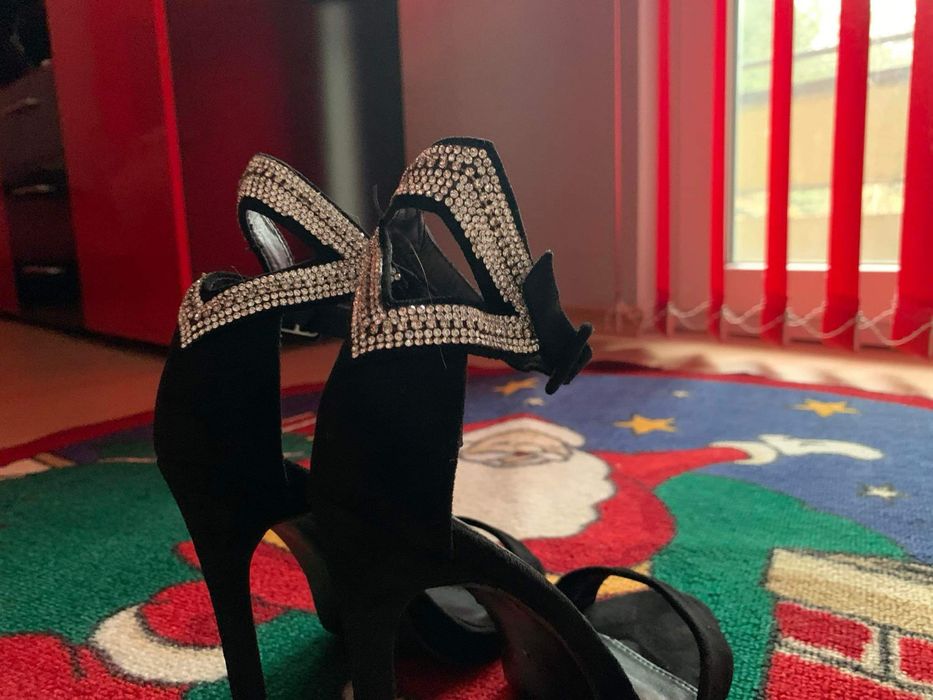 Черни нови сандали с ток / токчета