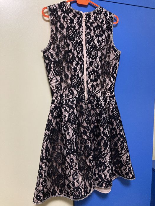 Къса официална розова рокля с дантела.