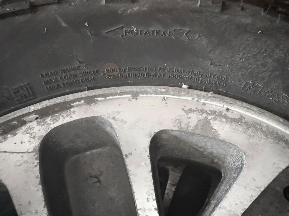 Roti Toyota hilux  R15