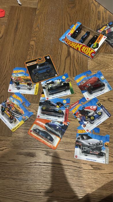 Продаю машинки хотвилс премиум и мейн серии