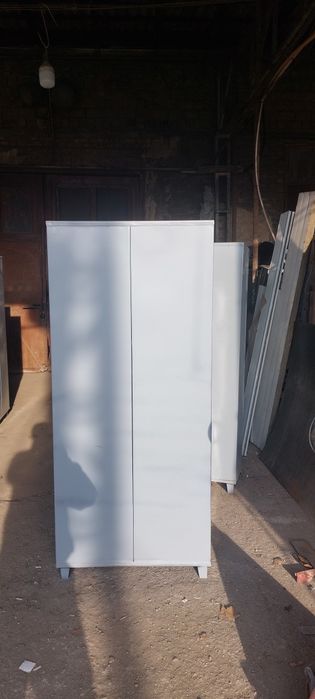 Кийим илиш учун тайёр шкаф