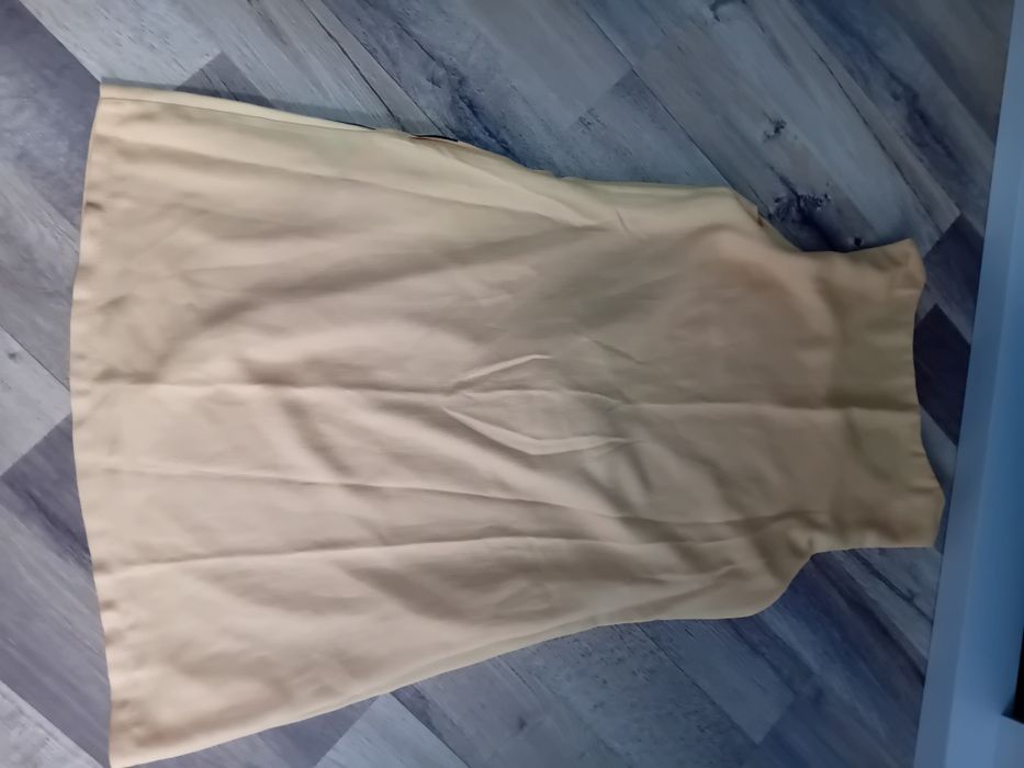 Vând rochie stil A, cu fusta cusuta manual la designul de pe ea, 36