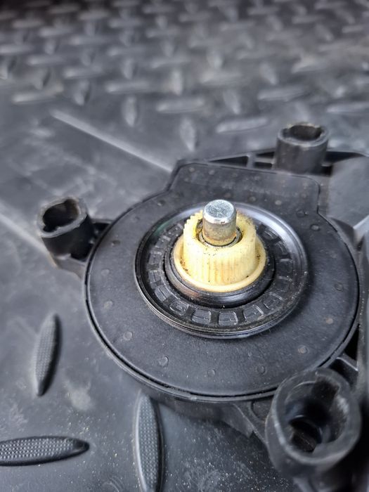 Моторчик стеклоподъёмника, задний левый.