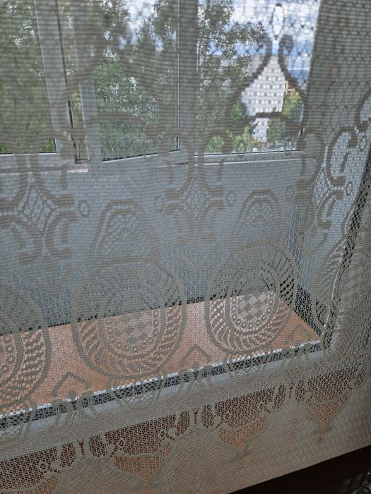 Запазено перде: дължина 290/височина 255