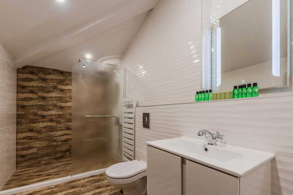 Луксозна къща с басейн, голям двор - парк, лятна веранда