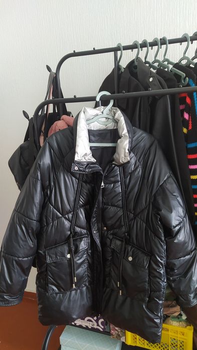 Продаются женские куртки.