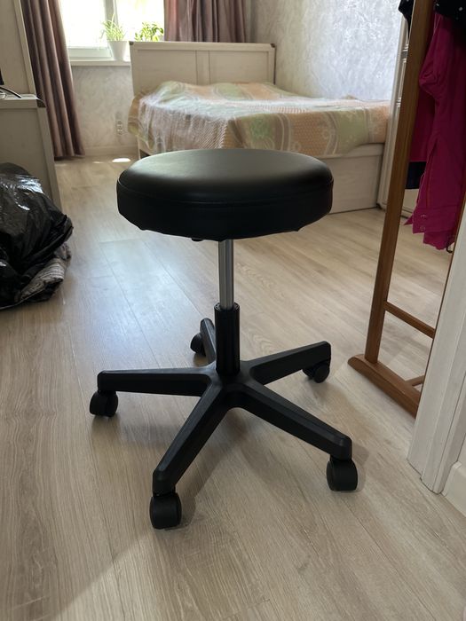 Продам стул на колесиках