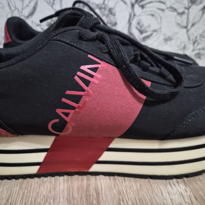 женские кроссовки