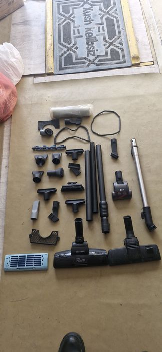 Запчасти от пылесоса .щетки.