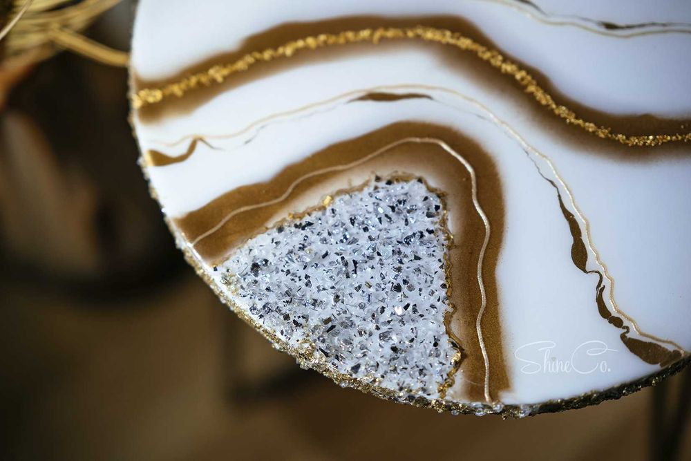 Помощна масичка с епоксидна смола