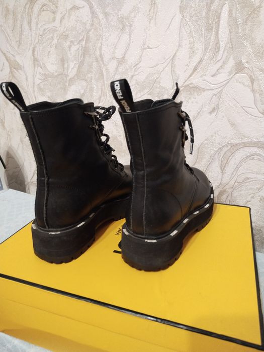 Продаю ботинки  FENDI б/у 15000тенге