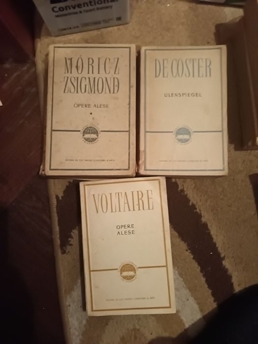 Vând cărți vechi.