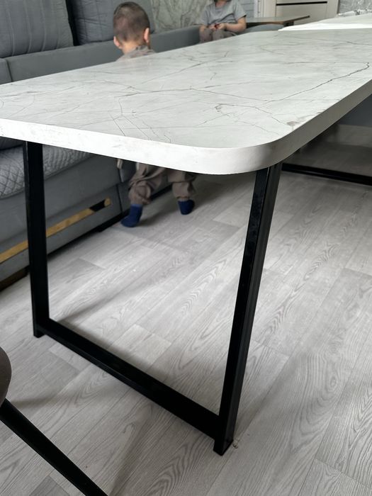 Стол для гостинный