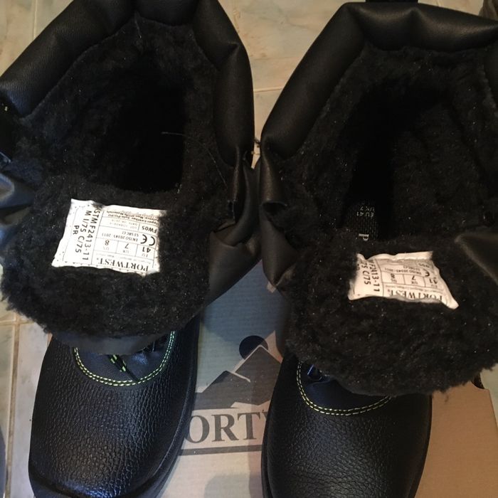 Продам новый рабочие ботинки