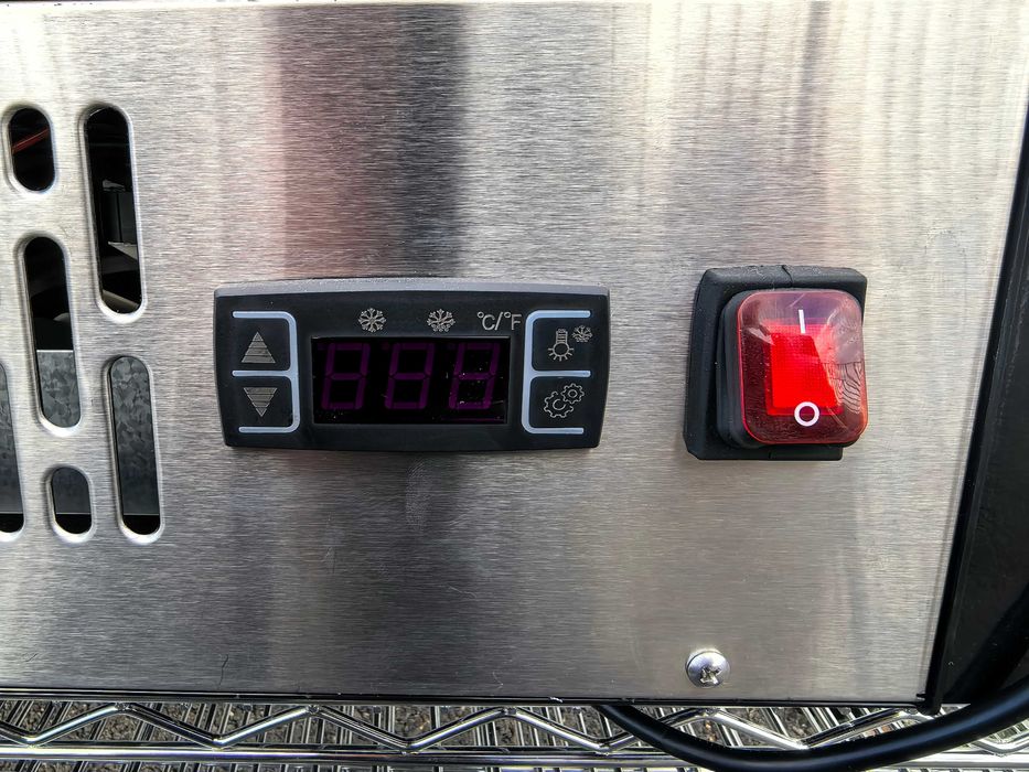 Хладилна витрина 160 литра CW-160R