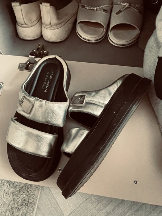 сандалии на платформе с двумя ремешками