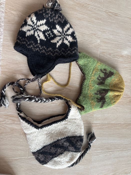 Vând căciuli pentru copii, din lana