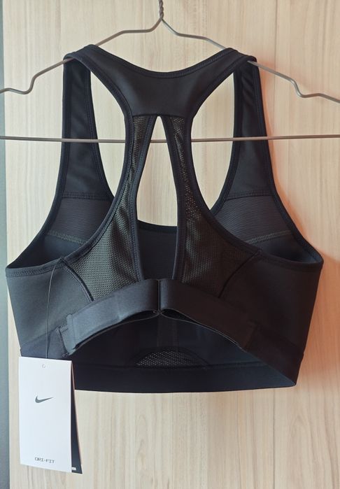 Нов спортен сутиен Nike