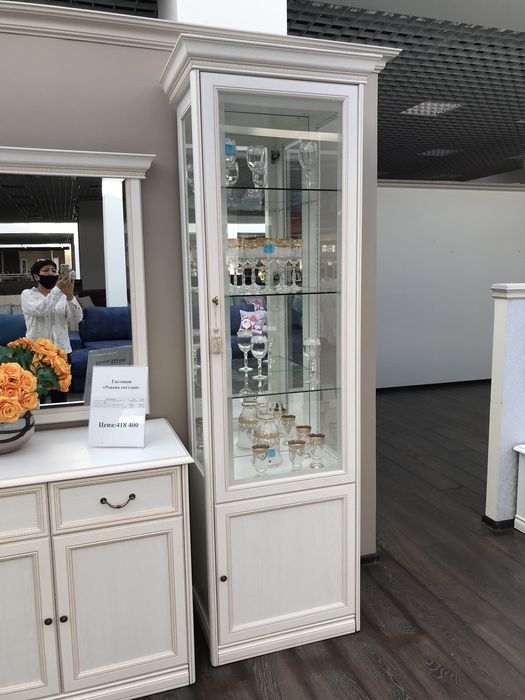 Продам стол, стулья и шкаф-витрину