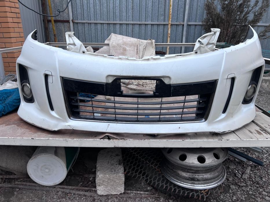 Продаю передний бампер Toyota Estima